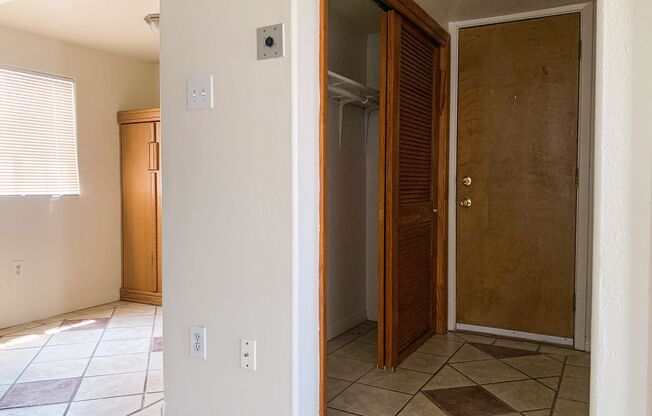 Studio, 1 bath, 540 sqft, $919, Unit 528 Candelaria NW