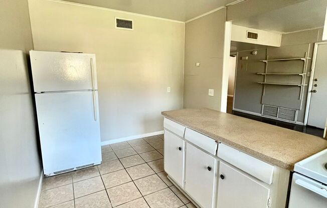 2 beds, 1 bath, 700 sqft, $1,560, Unit 105