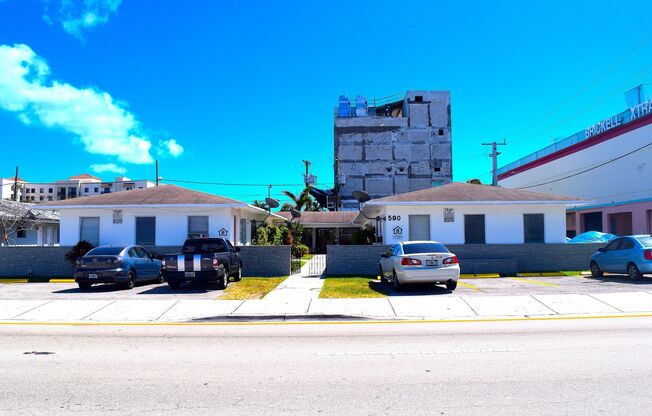 Studio - Centrally located- Walking distance to Brickell!