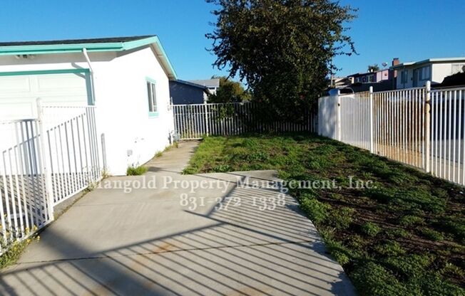 Great Home Located In Seaside Neighborhood with Fenced Back Yard!