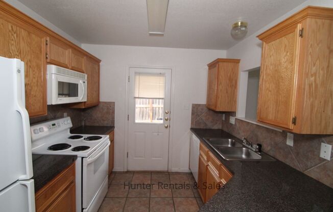 3 beds, 2 baths, $1,100, Unit Unit B