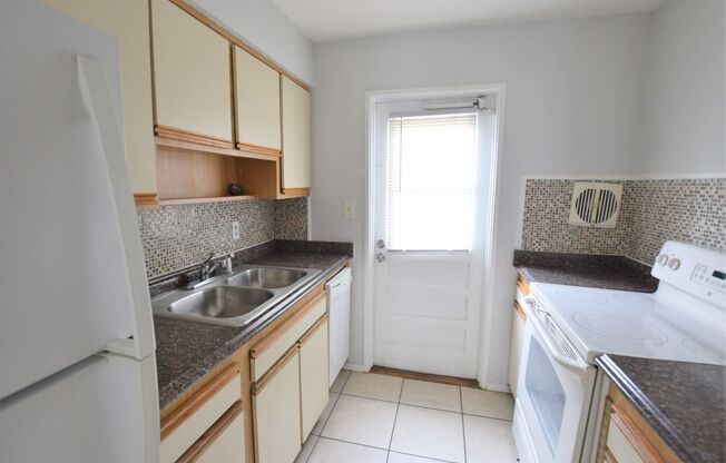 2 beds, 1 bath, 900 sqft, $1,450, Unit 14