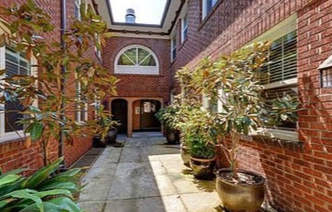 Charming 1 Bedroom, 1 Bath Large Apt in Inner NE Portland