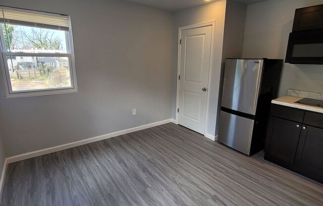 Studio, 1 bath, 350 sqft, $1,000, Unit 427 Unit 2