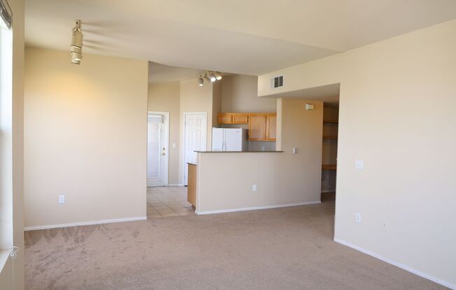 Lovely 3 bed 2 bath condo in wonderful location just off the 215 & Tropicana!
