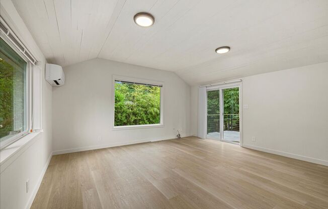 Beautiful Private Cottage w/ Property Caretaking Opportunity