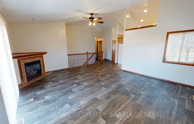 BEAUTIFUL 4 BD, 2 BA TOWNHOME WITH A FULLY EQUIPED KITCHEN, VAULTED CEILINGS, FIREPLACE, ATTACHED GARAGE & PET FRIENDLY!!