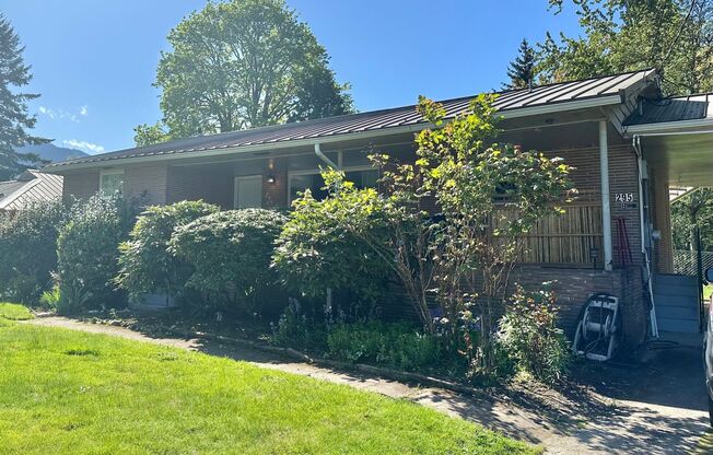 Converted Duplex 2 Bed 1 Bath w/ Private Yard in Downtown Issaquah
