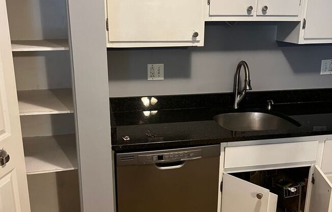 Beautiful 2 bedroom, 1.5 bath Condo in Westland