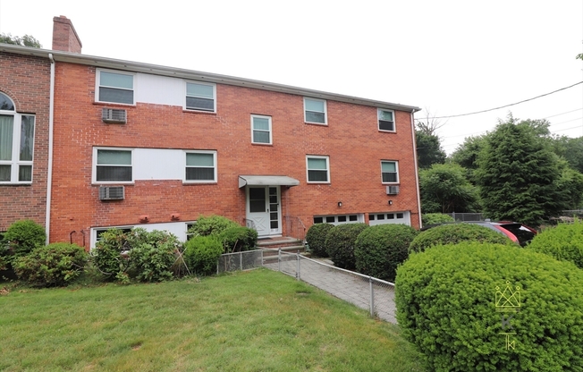 3 beds, 2 baths, $3,600, Unit 72