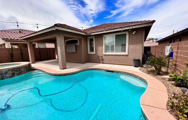 Gorgeous 1 story single home, 3 beds, 2 baths, granite kitchen with stainless steel appliances with pool and spa.