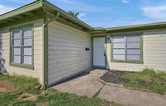 31 MACARTHUR DR