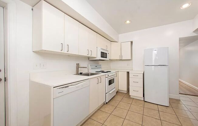 2 beds, 1 bath, $2,900, Unit UNIT LOWER 1