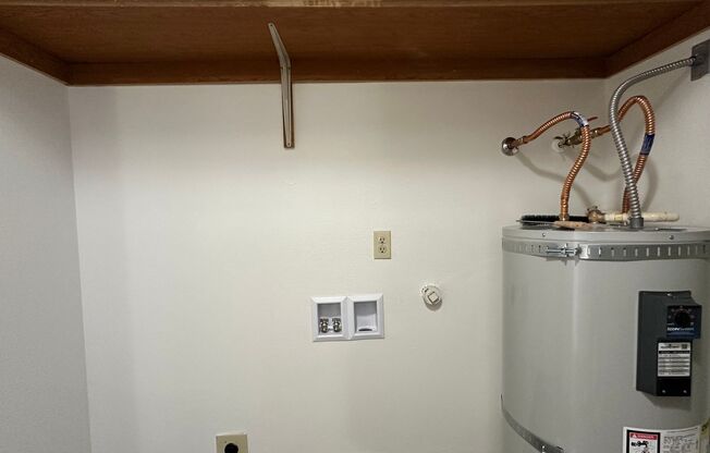 2 beds, 1 bath, 840 sqft, $1,295, Unit 01