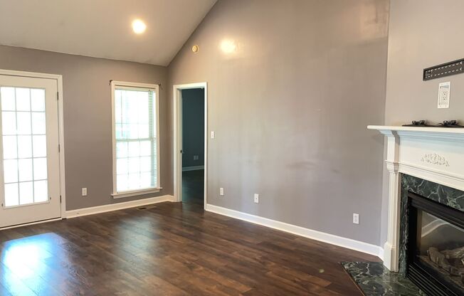 Beautiful 3 bedroom 2 bathroom house in great neighborhood available now!