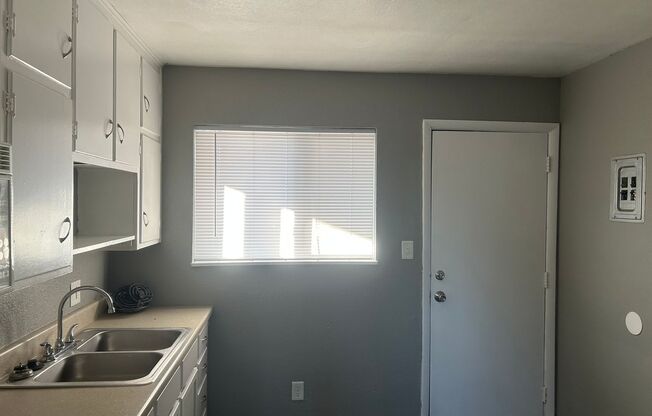 2 beds, 1 bath, 750 sqft, $1,070, Unit B11 1033 11