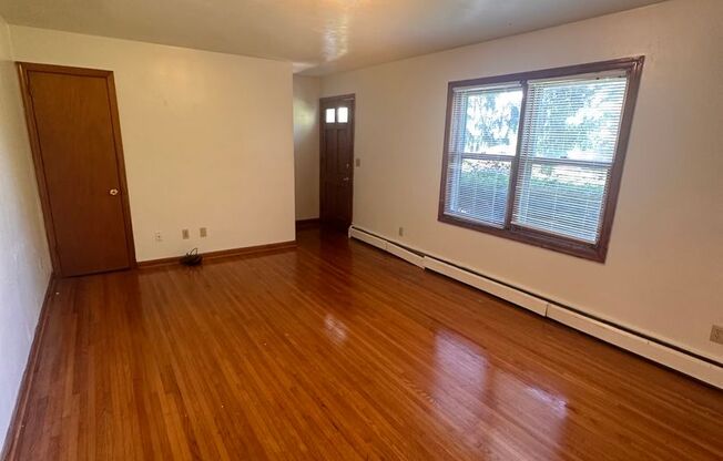 3 beds, 1.5 baths, 1,100 sqft, $1,980, Unit F-1