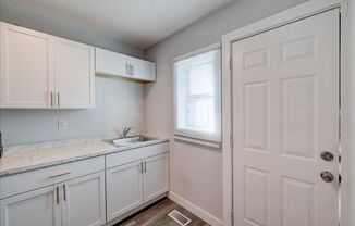 2 beds, 1 bath, $750, Unit 5