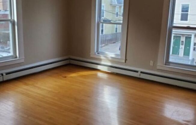 3 beds, 1 bath, $1,950, Unit 313-2