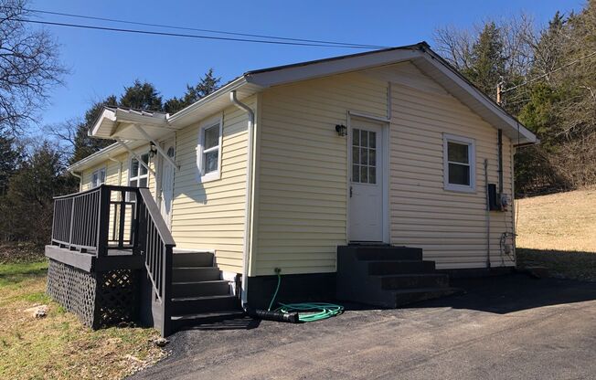 3 Bedroom cottage overlooking green space and forest