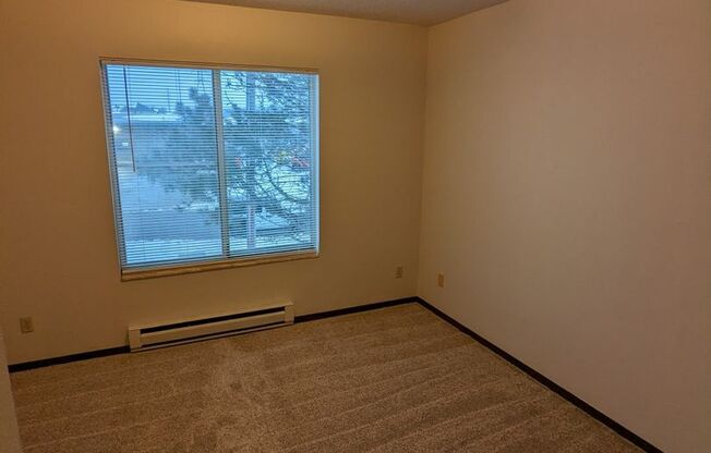 2 beds, 1 bath, $725, Unit 05