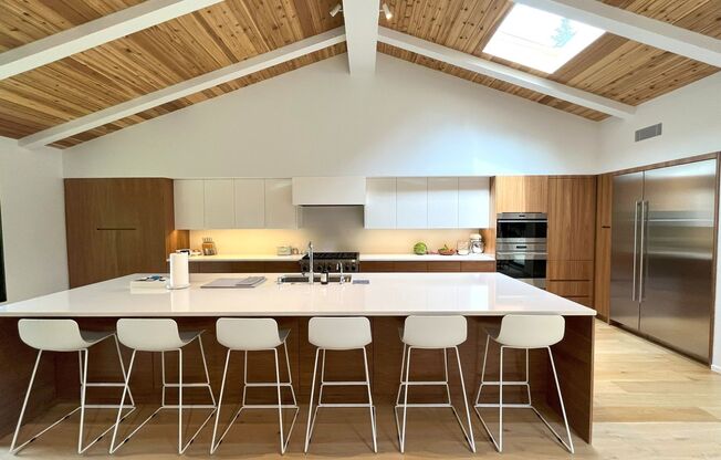 Sleek, Stylish & Surrounded by Green – The Perfect Private Escape