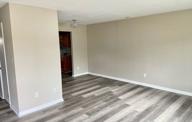 3BD/2.5BA Townhouse off of Virginia Beach BLVD- Updated