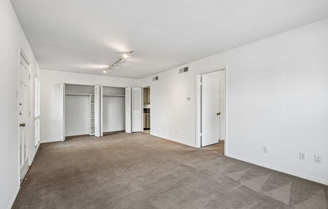 Kings Palace Apartments - Affordable Knox Henderson Units! Flexible Lease Terms Available
