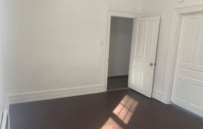 2 beds, 1 bath, $995, Unit Apt 2