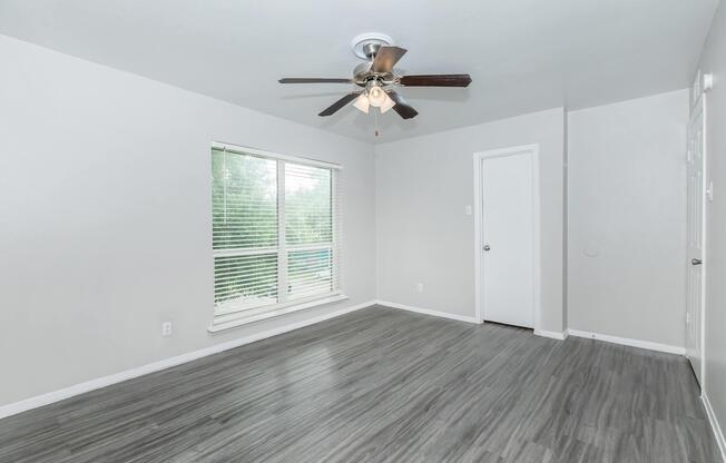 2 beds, 1 bath, 886 sqft, $995