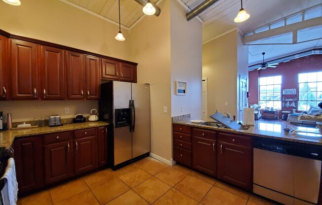 2 beds, 2 baths, $1,700, Unit 305 S Lincoln - C