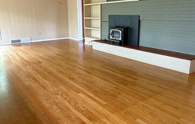 6BR Classic Mid-Century Medina Home! Yard Service Included!