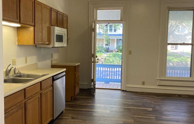 1 bed, 1 bath, $1,050, Unit 525 S. 9th St. #2