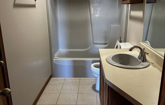 2 beds, 1 bath, $1,050, Unit 2