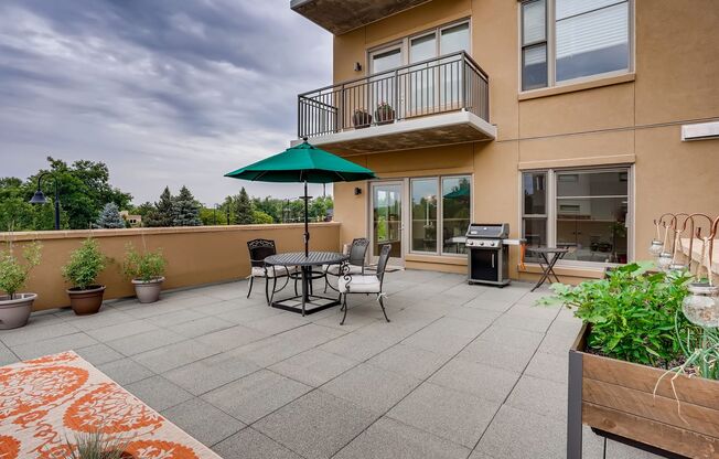 2BDR Condo w/ AMAZING private patio & amenities!