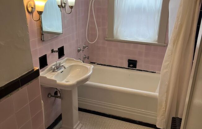 2 beds, 1 bath, $1,395, Unit 702 S 38th Street-Unit 7