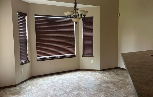 BEAUTIFUL 4 bedroom - 3 bathroom home with outdoor kitchen in Haysville!