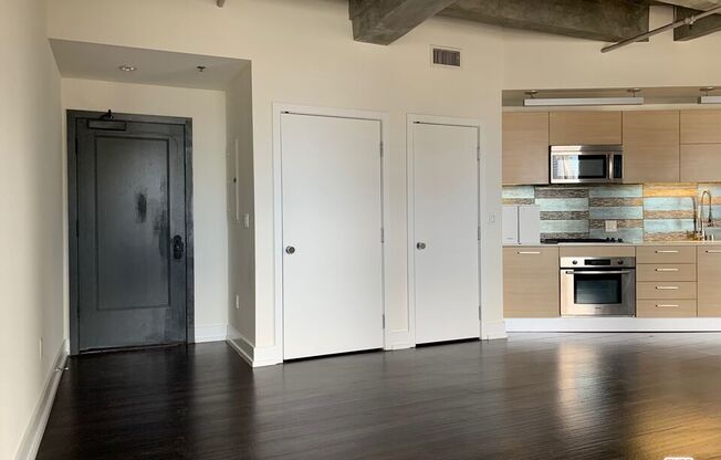 1 bed, 1.5 baths, 902 sqft, $3,011, Unit 1214