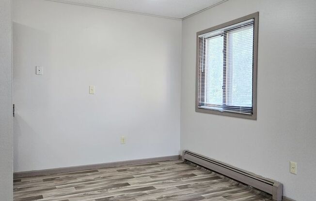 3 beds, 1 bath, 900 sqft, $929, Unit 202