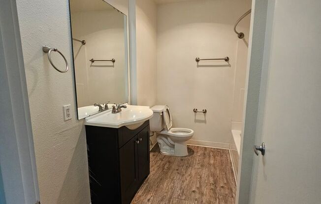 2 beds, 1 bath, 915 sqft, $1,495, Unit 32