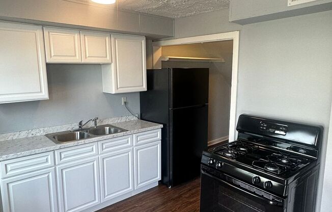 3 beds, 1 bath, $1,550, Unit 65