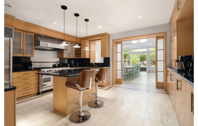 235 E 72 ST