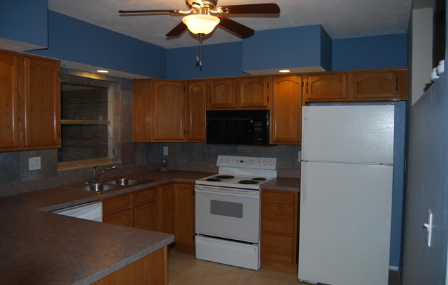 3/2 ST. PETERSBURG HOME WITH FENCED YARD