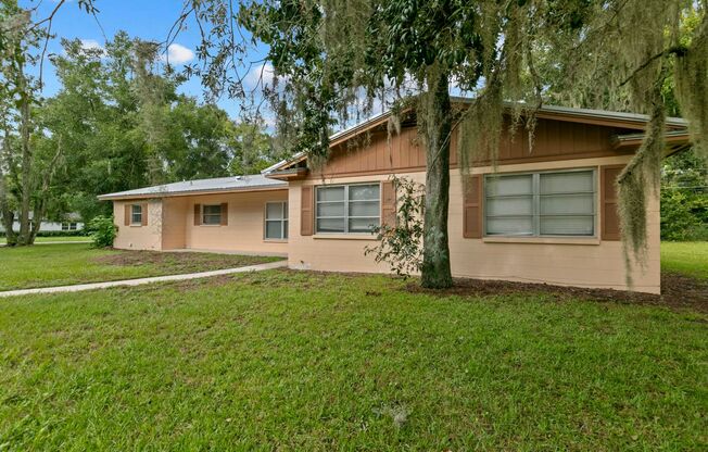 LEASE TERMS NEGOTIABLE Great location for this 3BR 3BA with large study/bonus room/game room! Bike to UF!