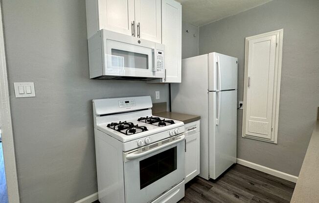 2 beds, 1 bath, 800 sqft, $2,095, Unit J