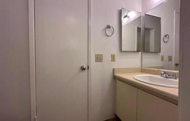 2 beds, 1.5 baths, $1,250, Unit # #B