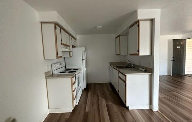 2 beds, 2 baths, 900 sqft, $1,525, Unit 211*