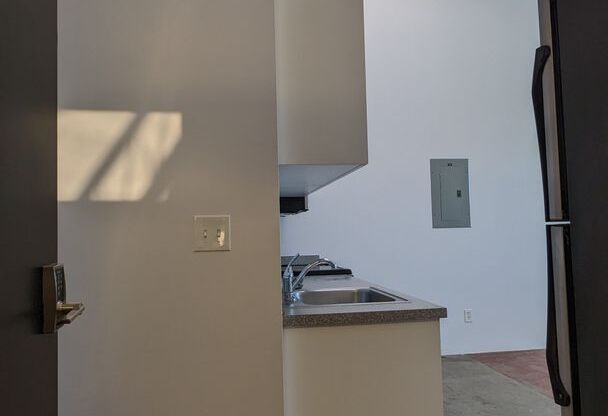 Studio, 1 bath, 669 sqft, $1,245, Unit 420