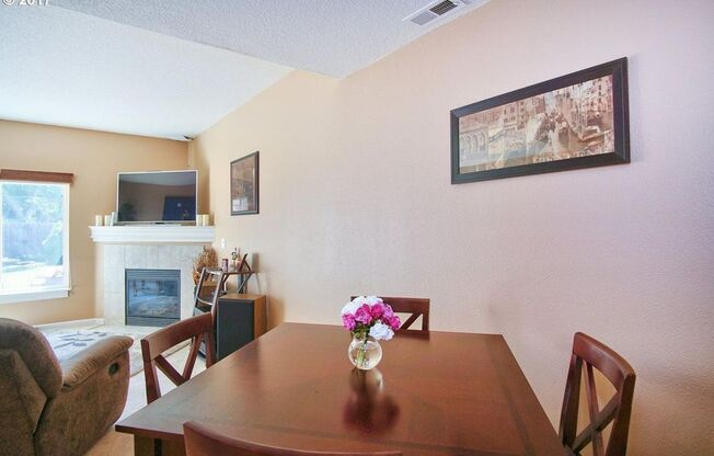 Excellent Location ! Nice Townhome with large fenced backyard. Close to shops, Walkscore is 70 !