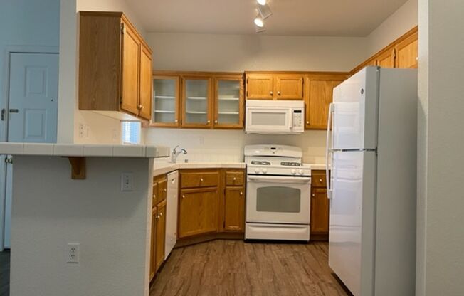 Great Upstairs Condo W/ Garage Located in Summerlin Area